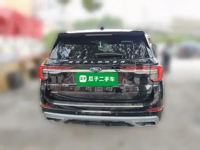 Ford Explorer — Фото автомобиля 3