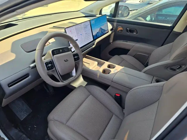 Li Auto i8 — Фото автомобиля 9