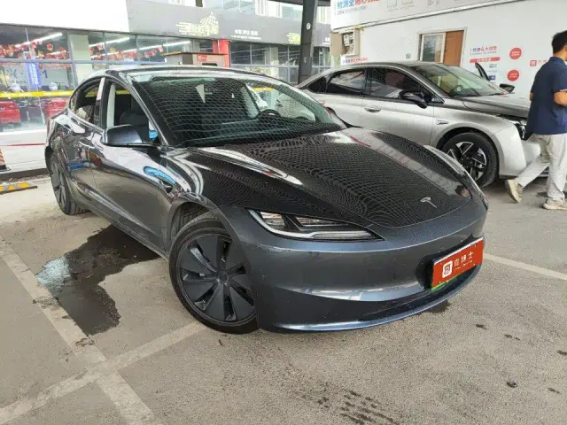 Tesla Model 3 — Фото автомобиля 2
