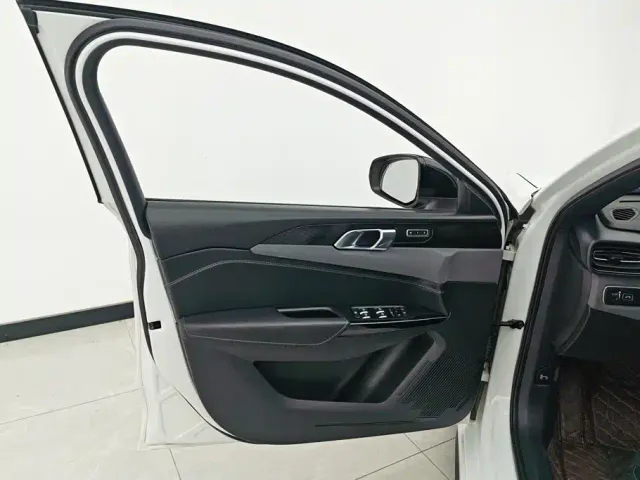 Lynk & Co 03 — Фото автомобиля 7