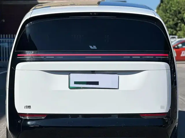 Li Auto MEGA — Фото автомобиля 8