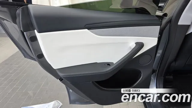 Tesla Model Y — Фото автомобиля 14