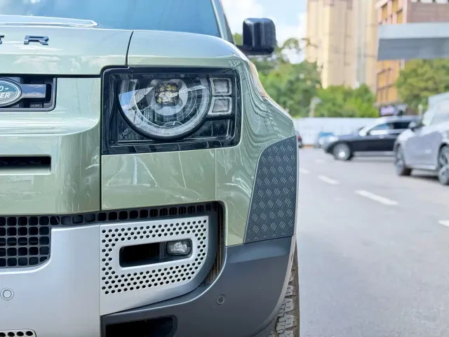 Land Rover Defender — Фото автомобиля 10