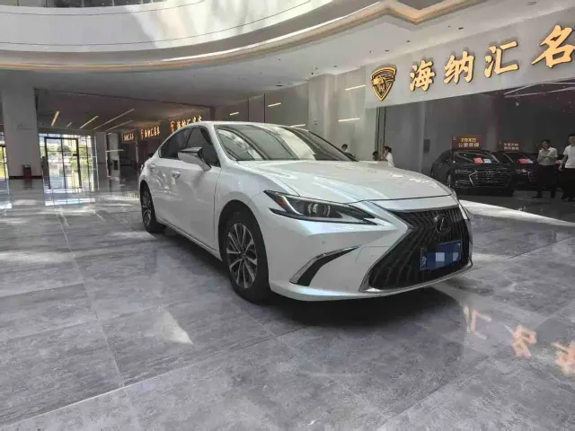 Lexus ES — Фото автомобиля 3