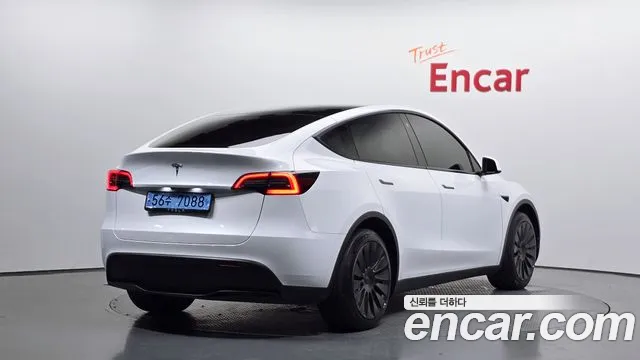 Tesla Model Y — Фото автомобиля 2