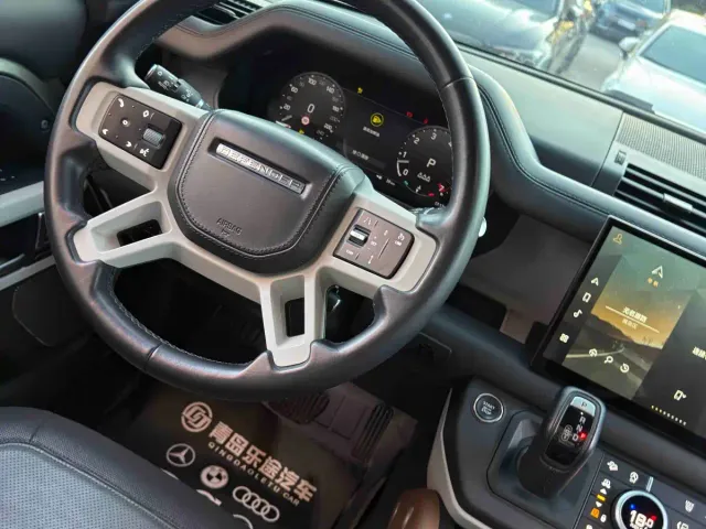 Land Rover Defender — Фото автомобиля 14