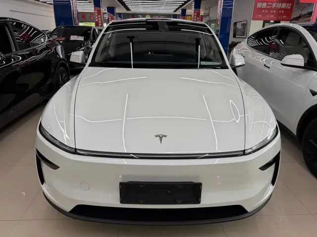 Tesla Model Y — Фото автомобиля 9