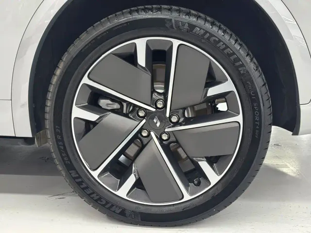 Li Auto L7 — Фото автомобиля 12