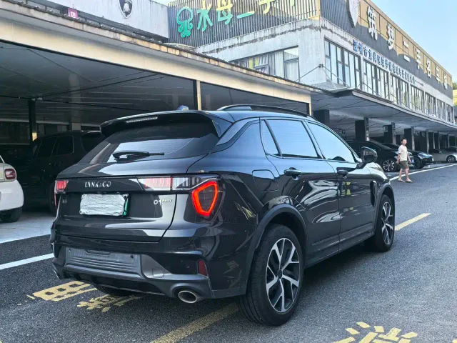 Lynk & Co 01 EM-P — Фото автомобиля 5