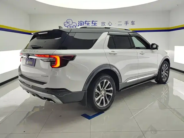 Ford Explorer — Фото автомобиля 3