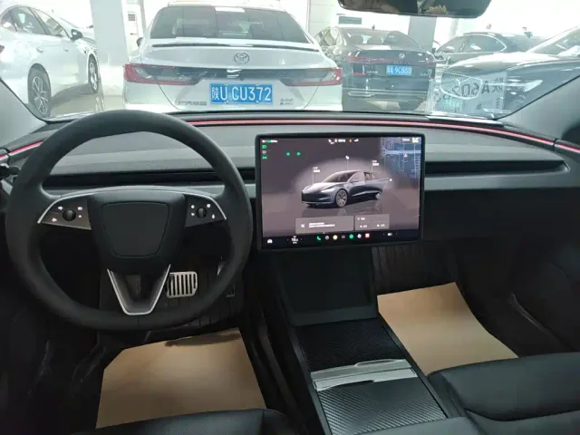 Tesla Model 3 — Фото автомобиля 13