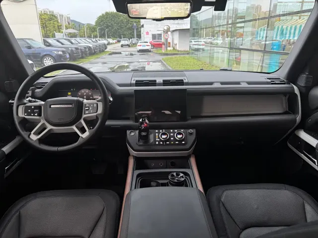 Land Rover Defender — Фото автомобиля 16