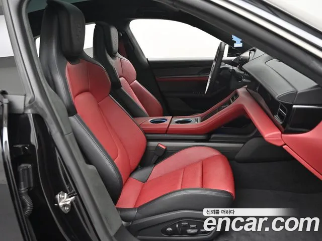 Porsche Taycan — Фото автомобиля 10
