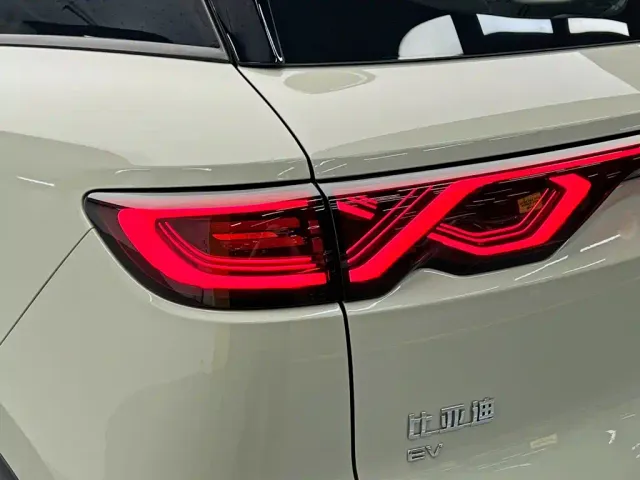 BYD Yuan UP — Фото автомобиля 10