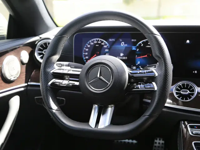 Mercedes-Benz E-Class — Фото автомобиля 4