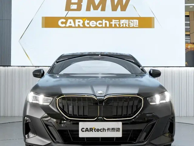BMW BMW 5 Series 2026 BMW 530Li Year of the Horse Edition — Фото автомобиля 2