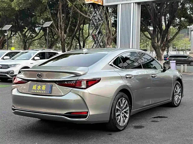 Lexus ES — Фото автомобиля 6
