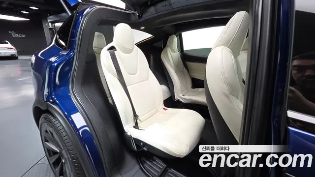 Tesla Model X — Фото автомобиля 12