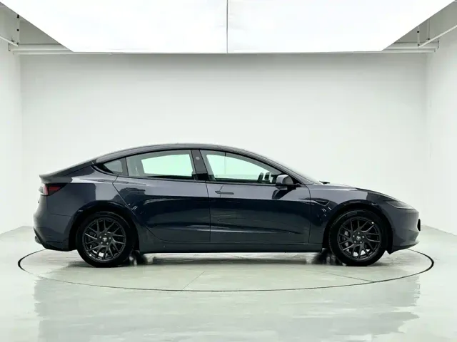 Tesla Model 3 — Фото автомобиля 2