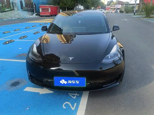 Tesla Model 3 — Фото автомобиля 2