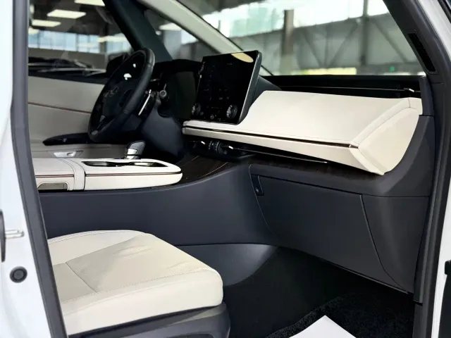 Lexus LM — Фото автомобиля 13