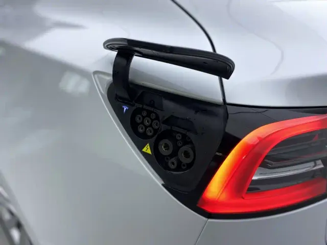 Tesla Model 3 — Фото автомобиля 6