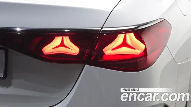 Mercedes-Benz E-Class — Фото автомобиля 23