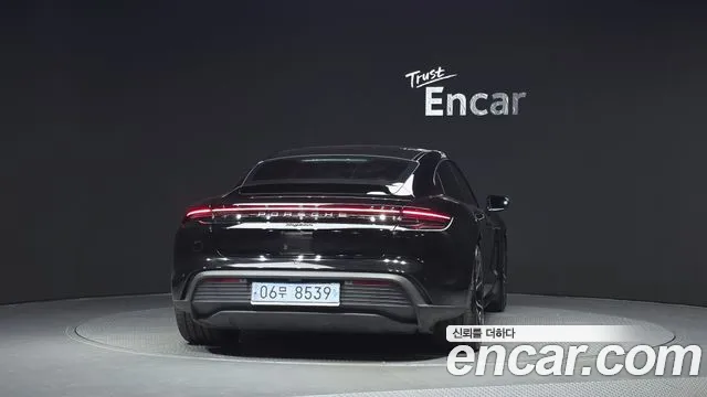 Porsche Taycan — Фото автомобиля 4