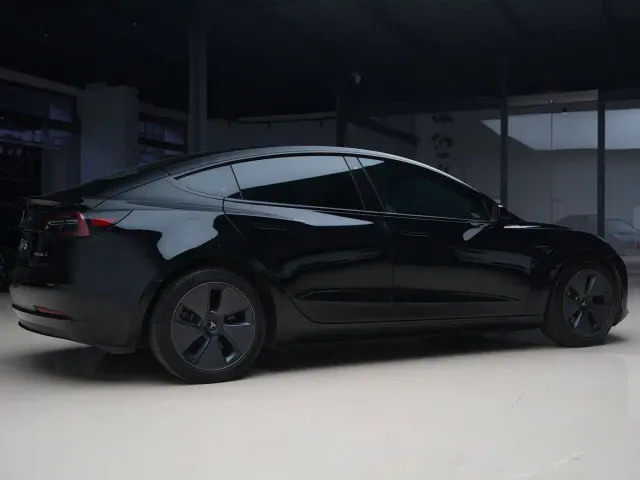 Tesla Model 3 — Фото автомобиля 6