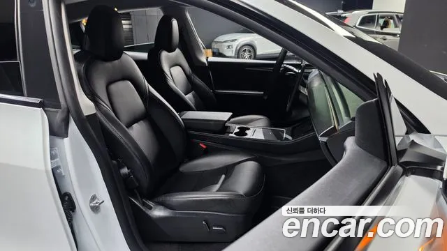 Tesla Model Y — Фото автомобиля 24
