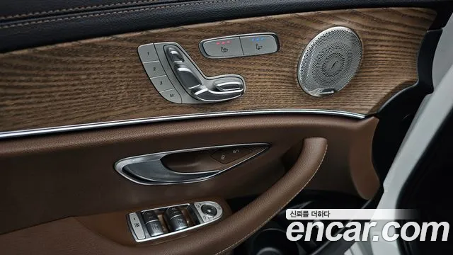 Mercedes-Benz E-Class — Фото автомобиля 30