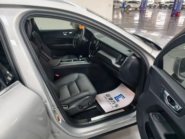 Volvo XC60 — Фото автомобиля 14