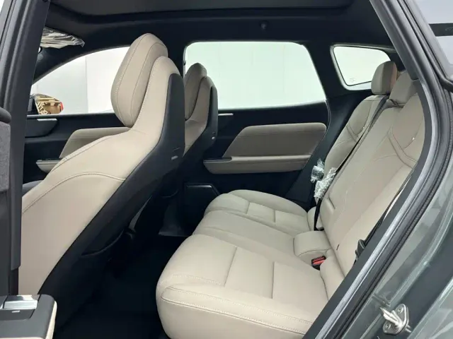 Volvo XC70 Plug-in Hybrid — Фото автомобиля 12