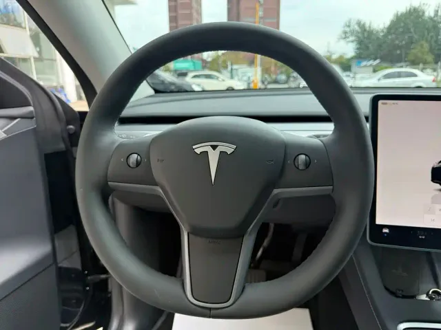 Tesla Model Y — Фото автомобиля 14