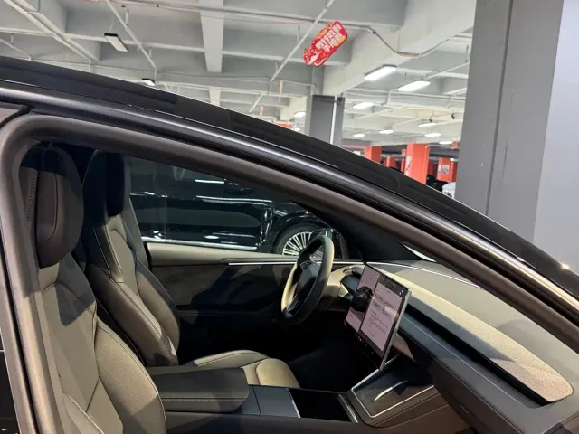 Tesla Model Y L — Фото автомобиля 6