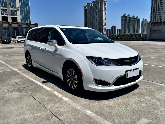 Chrysler Grand Caravan PHEV — Фото автомобиля 2