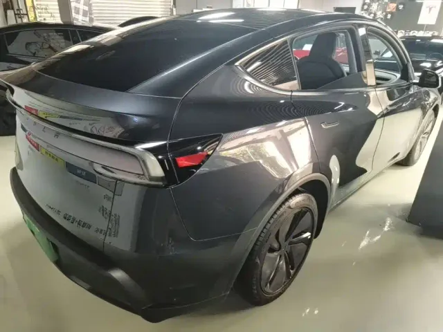 Tesla Model Y — Фото автомобиля 6