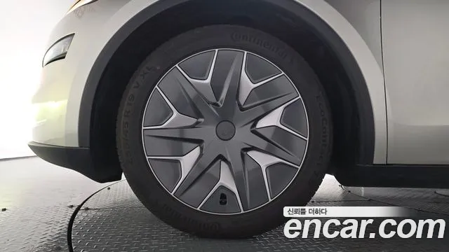 Tesla Model Y — Фото автомобиля 5