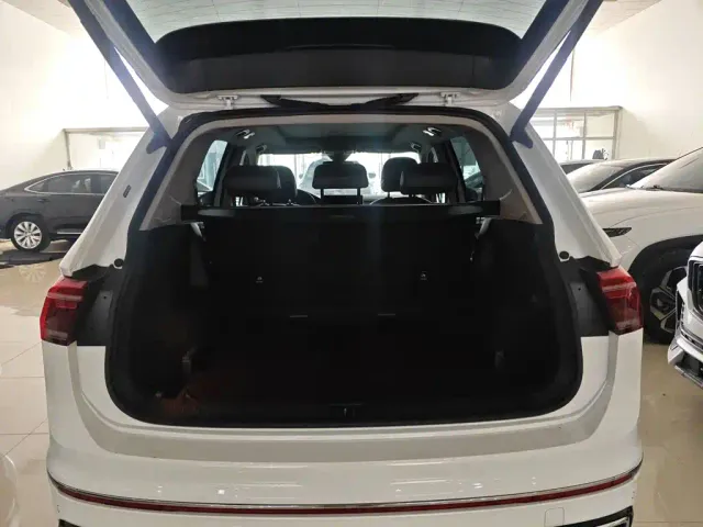 Volkswagen Tiguan L — Фото автомобиля 14