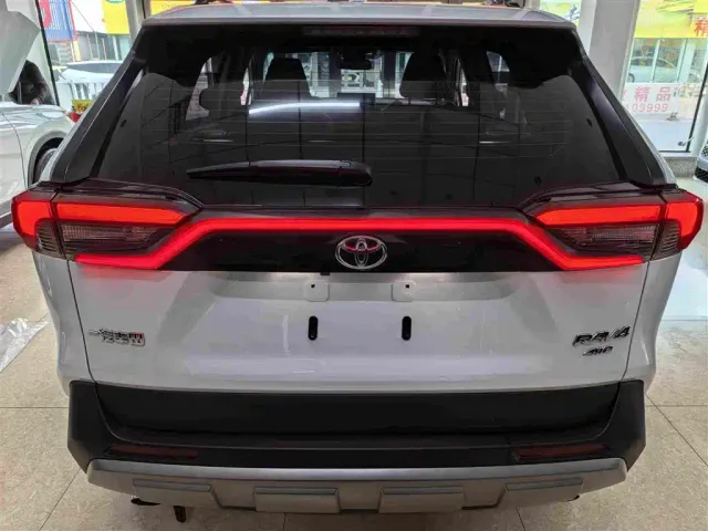 Toyota RAV4 — Фото автомобиля 14
