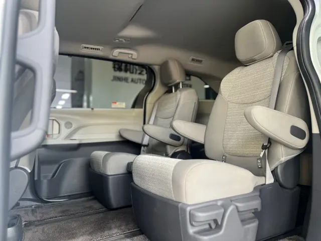 Toyota Sienna — Фото автомобиля 9