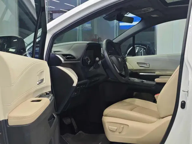 Toyota Sienna — Фото автомобиля 6
