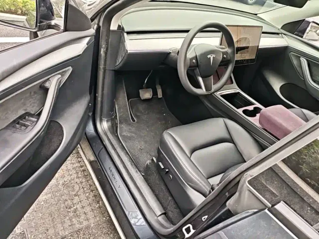 Tesla Model Y — Фото автомобиля 15