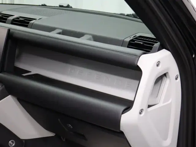 Land Rover Defender — Фото автомобиля 9