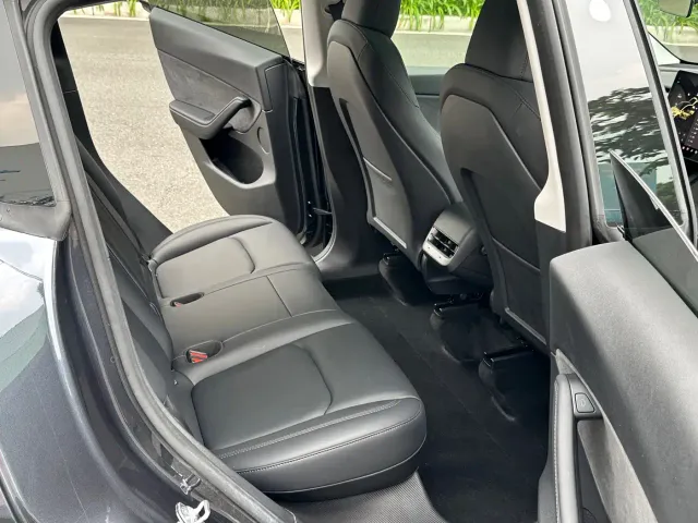 Tesla Model Y — Фото автомобиля 11
