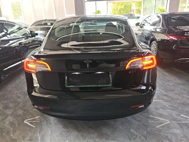Tesla Model 3 — Фото автомобиля 5