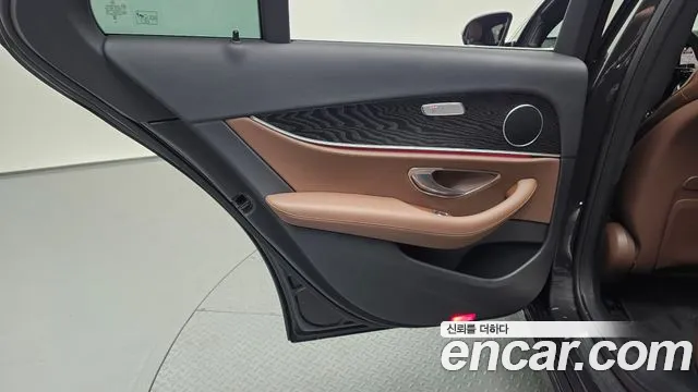 Mercedes-Benz E-Class — Фото автомобиля 25