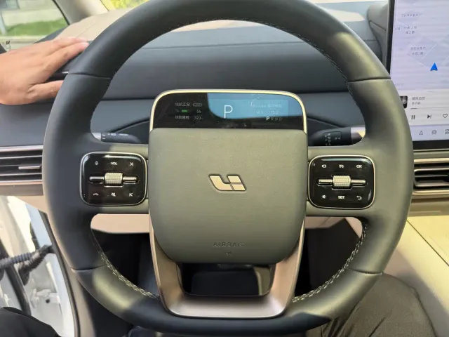 Li Auto MEGA — Фото автомобиля 16