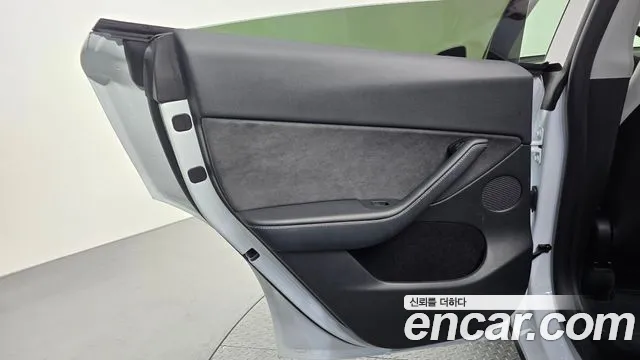 Tesla Model Y — Фото автомобиля 19