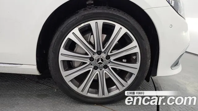 Mercedes-Benz E-Class — Фото автомобиля 21